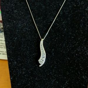 10 kt white gold and diamonds necklace